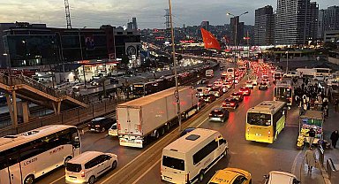 İstanbul'da akşam saatlerinde trafik yoğunluğu yüzde 83'e ulaştı