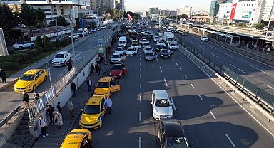 İstanbul'da Ata'ya saygı duruşu