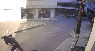 İstanbul'da dehşet anları kamerada: Sebepsiz yere arkadaşını başından bıçakladı