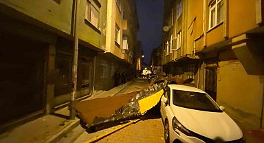 İstanbul'da fırtına etkisini sürdürüyor: Kağıthane'de bir binanın çatısı uçtu