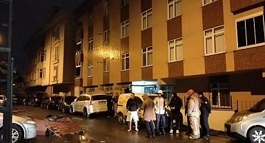 İstanbul'da fırtınada uçan çatı otomobillerin üstüne düştü