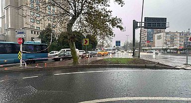 İstanbul'da fırtınada üzerine aydınlatma direği devrilen kurye hayatını kaybetti