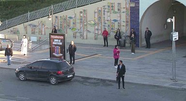 İstanbul'da saat 9'u 5 geçe vatandaşlar Ata'ya saygı duruşunda bulundu