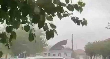 İzmir'de çatının uçma anı böyle görüntülendi