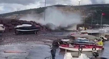 İzmir'de dalgalar yükseldi 4 kişi denize düştü