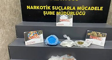 İzmir'de durdurulan araçtan 2 kiloya yakın kokain ele geçirildi