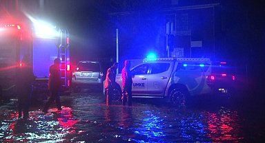 İzmir'de ev ve iş yerlerini su bastı, mahsur kalanları zabıta kurtardı