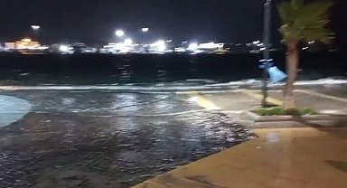 İzmir'de fırtına etkili oluyor: Dalgalar kıyıya vurdu, deniz taştı
