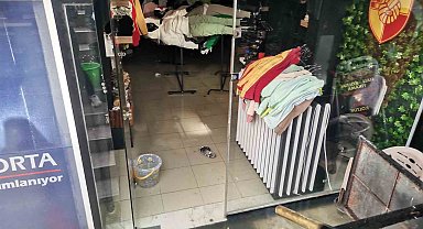 İzmir'de iş yerini su basan esnaf isyan etti: "Esnaf olarak bıktık"