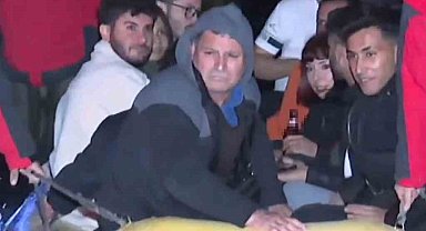 İzmir'de selde mahsur kalan vatandaşlar botla kurtarıldı