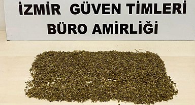 İzmir'de sokak arasında uyuşturucu ticaretine polis baskını