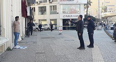İzmir'in Konak ilçesinde bir şahıs, aracını yol ortasına bırakıp başına tabanca dayadı