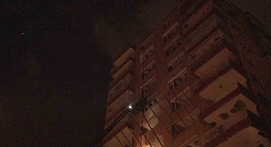 Kadıköy'de apartmanın çatısına yıldırım düştü