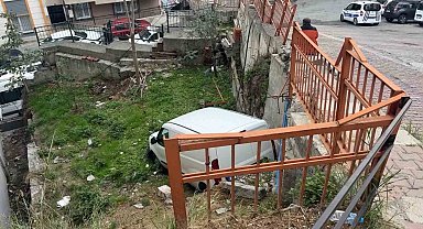 Kağıthane'de hafif ticari araç apartman bahçesine düştü