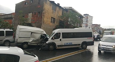 Kağıthane'de hatalı sollama ve hız kazaya neden oldu: 8 yaralı