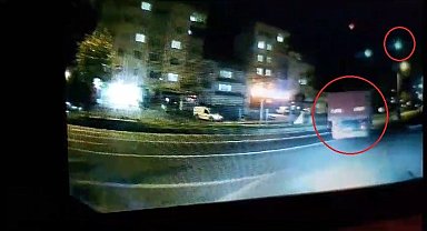 Kamyonet kazası araç kamerasına yansıdı