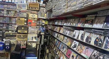 Kaset satarak 45 yılını geçirdi, ölene kadar da satmaya devam etmek istiyor