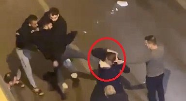 Kavga ettiği kişinin yüzüne uçan tekme attı... O anlar kamerada