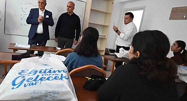 Kemer'de kurs merkezi öğrencilerine ücretsiz kitap dağıtıldı