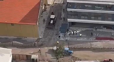 Kızgın kepçe operatörü işçileri iş makinesiyle kovaladı