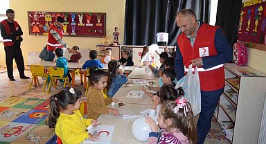 Kızılay Başkanı Yonat öğrencilerle bir araya geldi
