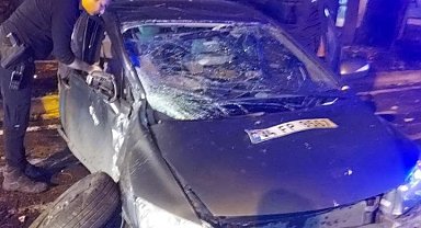 Kontrolden çıkan otomobil ağaca çarptı: 3 yaralı