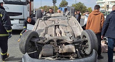 Konya'da kamyonun çarptığı otomobil ters döndü: 5 yaralı