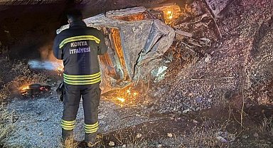 Konya'da tıra çarpan otomobil alev aldı: 2 ölü