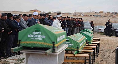 Konya'daki feci kazada hayatını kaybeden aynı aileden 5 kişi toprağa verildi