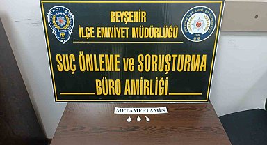 Kovalamaca sonucu yakalanan şüphelinin kaçarken attığı poşetlerden uyuşturucu çıktı