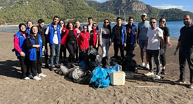 Köyceğiz Gençlik Merkezi gönüllüleri Ekincik sahilinde temizlik yaptı