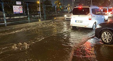 Küçükçekmece'de aniden bastıran yağış yolları göle çevirdi