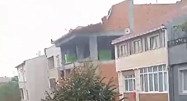 Küçükçekmece'de bir binanın çatısındaki duvar yıkıldı