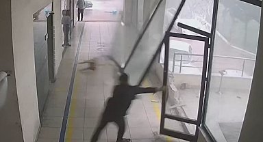 Küçükçekmece'de fırtına iş yerinin kapsını yerinden söktü