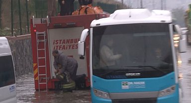 Küçükçekmece'de göle dönen yolda araçlarında mahsur kalan 38 kişi kurtarıldı
