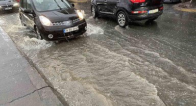 Küçükçekmece'de rögarlar taştı, yollar göle döndü
