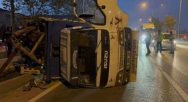 Lastiği patlayan kamyonet devrildi