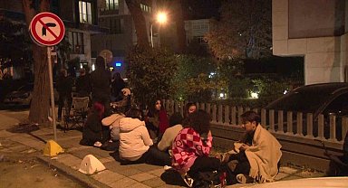 Mağaza açılışında 10 bin liralık hediye çeki verileceğini duyanlar akşamdan sıraya girdi
