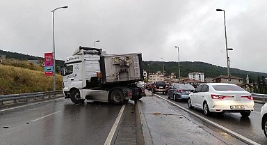 Maltepe'de, yağmurda ıslanan yolda kayan tır refüje çıktı