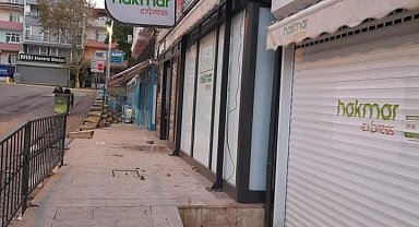 Marketin kepenginin altında kalan kedi telef oldu