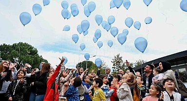 Mavi balonlar Filistinli çocuklar için gökyüzüne bırakıldı
