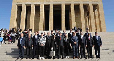 Menemen Belediyesi heyeti Ata'nın huzurunda