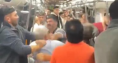Metroda 'tükürük' kavgası kamerada: Metro boks ringini aratmadı