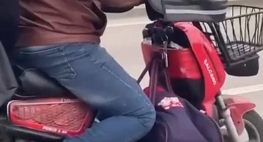 Motosikletin önüne bebeğini koyup kilometrelerce ilerledi