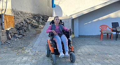 Muş Valisi Çakır, serebral palsi hastası kızın yol talebine kayıtsız kalmadı