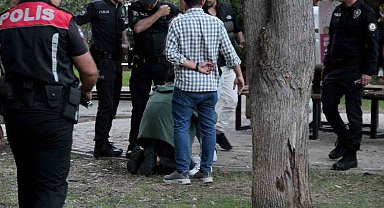 Önce tartıştı, sonra ağlayarak ayaklarına kapandı