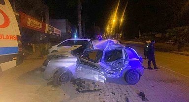 Otomobil ambulansa çarptı; 1 ağır yaralı