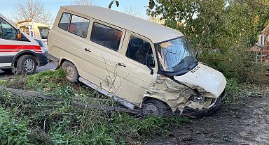 Otomobil ile çarpışan minibüs evin bahçesine girdi: 1 yaralı