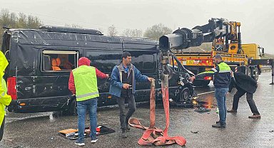 Otomobil ile servis minibüsü çarpıştı: 5 yaralı