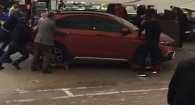 Pazar alanında unutulan otomobili böyle kaldırdılar